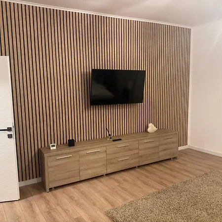 Fain Apartments79 בראשוב