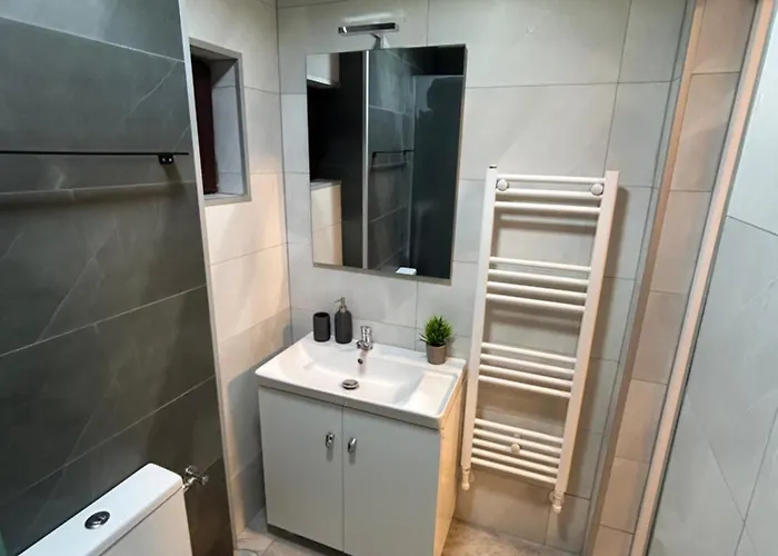 Fain Apartments79 Apartment *